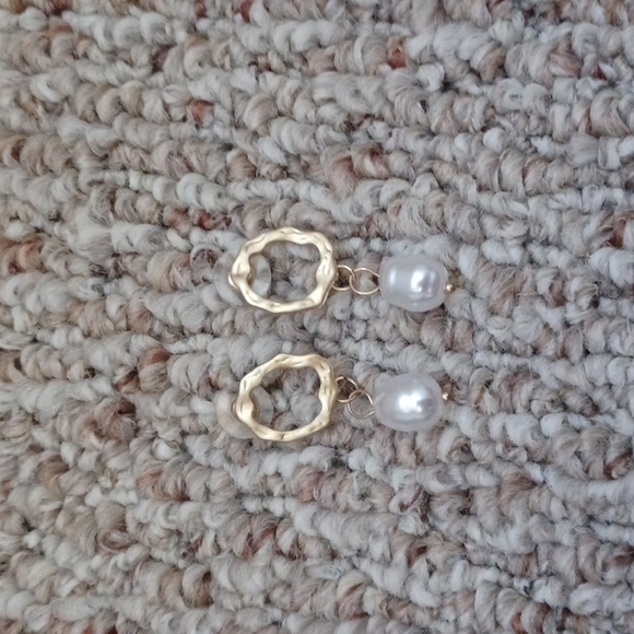 Amazon Jewelry - Gold earrings with pearl